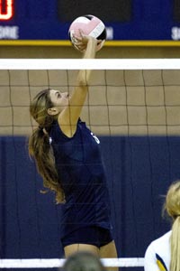 Dilfer uses her height and skill to be an effective setter for her mostly younger teammates. Photo: Norbert von der Groeben/SportStar.