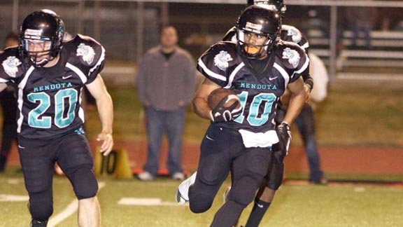 Mendota senior Edgar Segura (10) looks for running room during game earlier this season. He ended with 137 career TDs on Friday. Photo: Courtesy CentralValleyFootball.com.