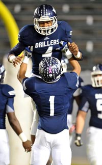 Asuani Rufus gets a lift after scoring a touchdown for Bakersfield in 2013 CIF D1 bowl game. Photo: Scott Kurtz.