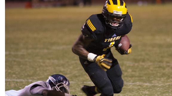 Fresno Edison's A.J. Greeley on the move vs. Bakersfield. The Tigers should be selected for a CIF bowl game for the first time in program history. Photo: CentralValleyFootball.com.