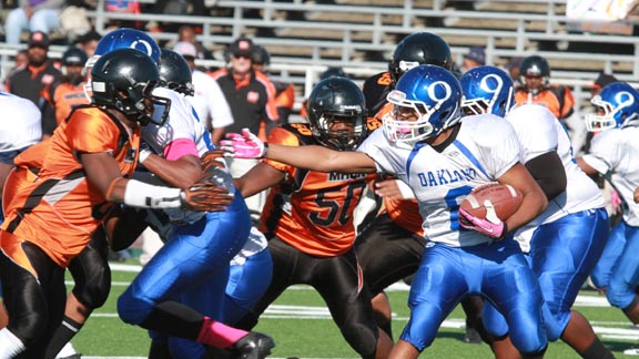 Defensive players from No. 19 and unbeaten McClymonds of Oakland are about to make a stop in game earlier this season against Oakland. Photo: Everett Bass.