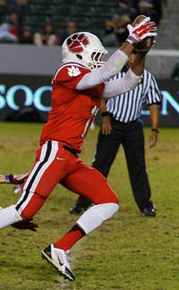 Khris Vaughn reaches into the end zone to complete scoring play for Redlands East Valley. Photo: Phillip Walton/SportStars.