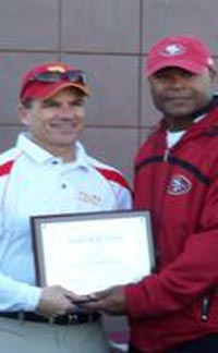 Palma head coach Jeff Carnazzo receives an award when Mike Singletary was the head coach of the San Francisco 49ers. Photo: carnazzoclasses.com.