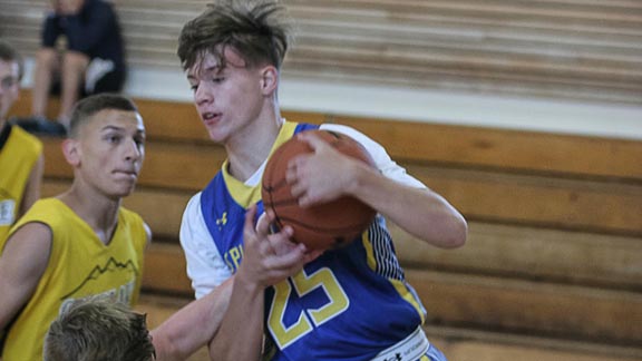 Tyler Brinkman, who will be a freshman during 2016-17 season at Richmond Salesian, grabs rebound for Splash City during NorCal TipOff Classic. Photo: Berry Evans III/SportStarsMagazine.