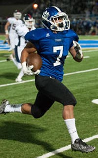 RB Osiris Zamora breaks free for Analy of Sebastopol during wild and wacky game the Tigers won against Rancho Cotate. Photo: David Aires/SonomaWest.com.