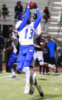La Habra's Prince Ross makes leaping catch during CIFSS D3 playoff upset vs. Oaks Christian. Photo: Paul Luna/SoCalSidelines.com.