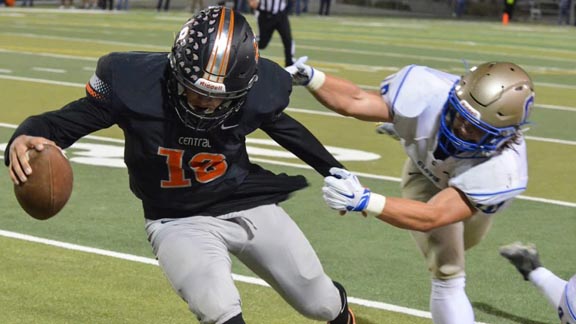 Sophomore QB Trent Thompkins of new No. 25 Central of Fresno tries to escape tackle earlier this season in game vs. Clovis. Photo: Nick Baker/ClovisRoundup.